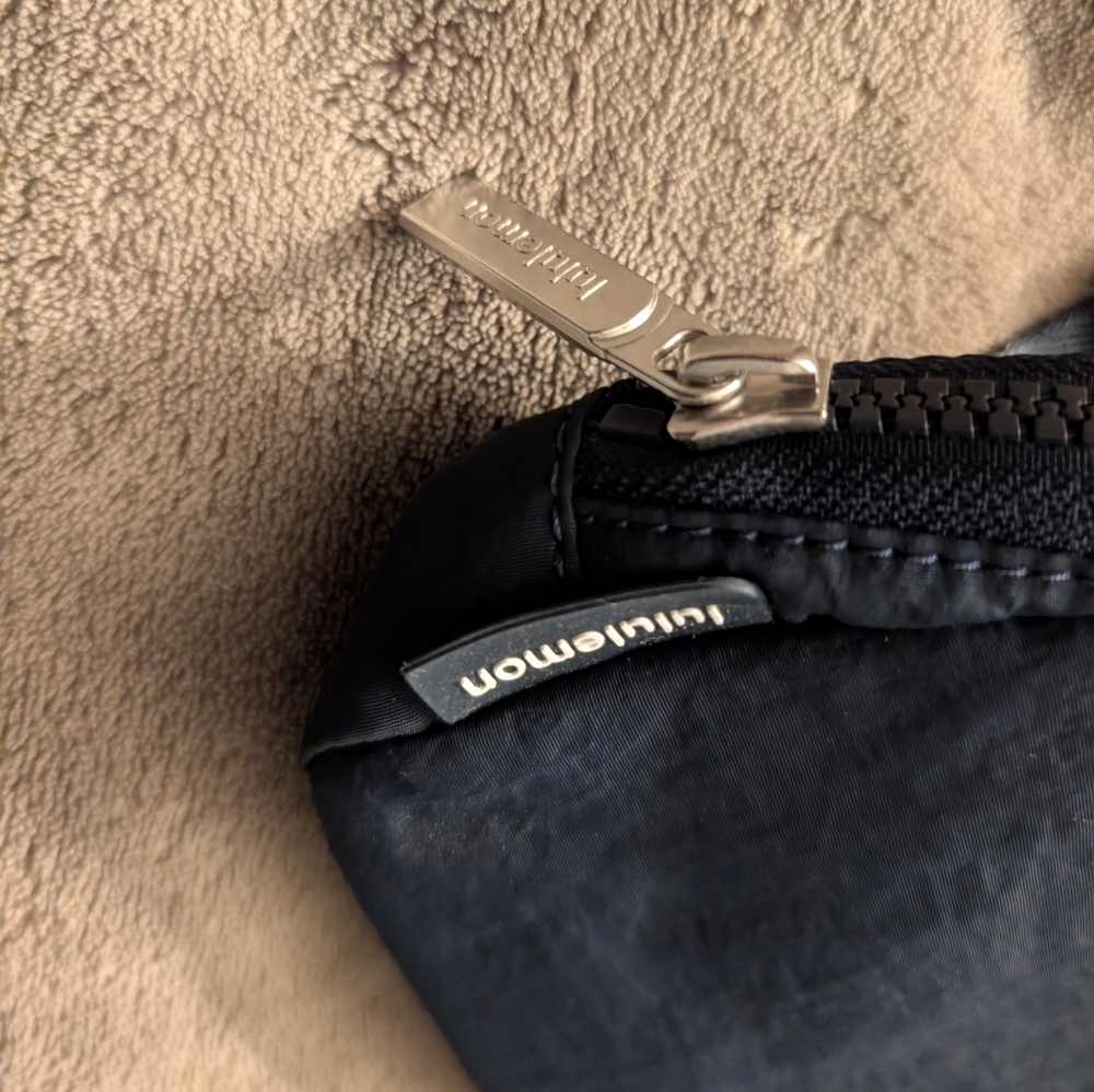NWT Lululemon True Navy Blue Everywhere Belt Bag Crossbody Purse - Picture 4 of 9